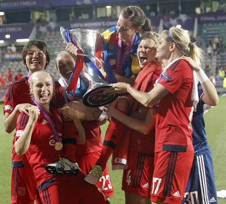 Olympique Lyonnais s Saki Kumagai, Pauline Bremer, Camile Abily, Lotta Schelin, Ada Hegerberg and Corine Petit celebrate the victory in the UEFA Women s Champions League 2015 2016 Final match.May 26,2016.  (2016052633)