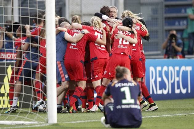 Olympique Lyonnais s team celebrate the victory in the UEFA Women s Champions League 2015 2016 Final match in presence of VfL Wolfsburg s Almuth Schult dejected.May 26,2016.  (2016052617)