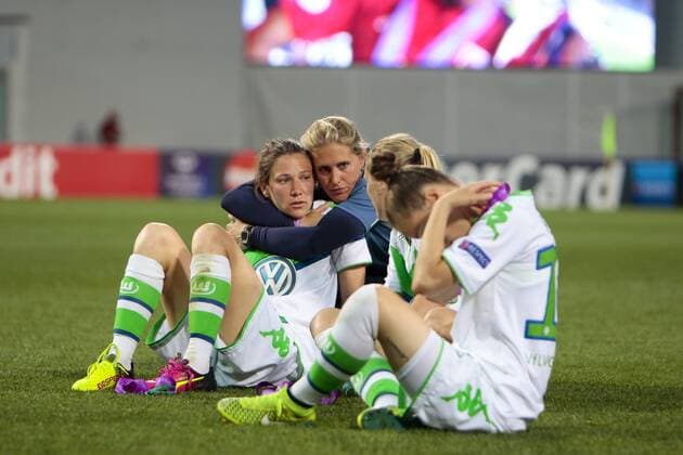 Fußball, UEFA Women s Champions League Finale, VfL Wolfsburg - Olympique Lyon; vl Elise Bussaglia (Wolfsburg, 30) wird von Co-Trainerin Britta Carlson (Wolfsburg) getröstet. xtgx