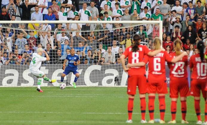 FuÃŸball, Damen, Champions League Finale, VfL Wolfsburg - Olympique Lyon 26.05.2016. Stadio Citta del Tricolore, Reggio, Italy. UEFA Womens Champions League Final. Wolfsburg versus Lyon. Nilla Fischer has her penalty saved by the keeper of Lyon as Lyon players watch from the halfway line xActivafotox  ActionPlus11742020