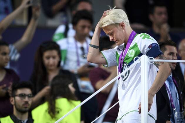 Fußball, Damen, Champions League Finale, VfL Wolfsburg - Olympique Lyon 160526 Wolfsburgs Nilla Fischer deppar med silvermedaljen runt halsen efter finalen i Champions League mellan Wolfsburg och Lyon den 26 maj 2016 i Reggio Emilia.  Copyright: CARLxSANDIN BB160526CS123
