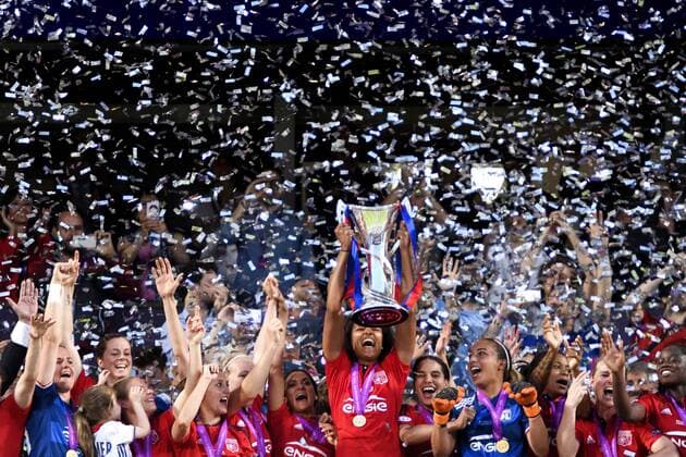 160526 Lyons Wendie Renard höjer pokalen och jublar med sina lagkamrater efter finalen i Champions League mellan Wolfsburg och Lyon den 26 maj 2016 i Reggio Emilia.  Copyright: CARLxSANDIN BB160526CS124
