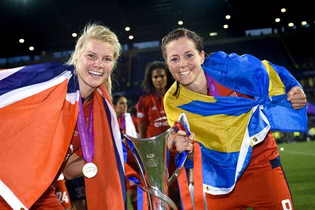 160526 Lyons Ada Hegerberg och Lotta Schelin jublar tillsammans efter finalen i Champions League mellan Wolfsburg och Lyon den 26 maj 2016 i Reggio Emilia.  Copyright: CARLxSANDIN BB160526CS126