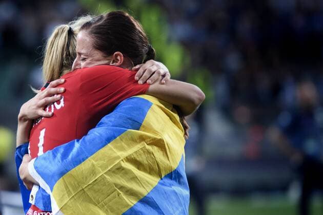 160526 Lyons Lotta Schelin kramar om Ada Hegerberg efter finalen i Champions League mellan Wolfsburg och Lyon den 26 maj 2016 i Reggio Emilia.  Copyright: CARLxSANDIN BB160526CS130