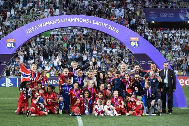 160526 Lyons spelare och ledare jublar efter finalen i Champions League mellan Wolfsburg och Lyon den 26 maj 2016 i Reggio Emilia.  Copyright: CARLxSANDIN BB160526CS138