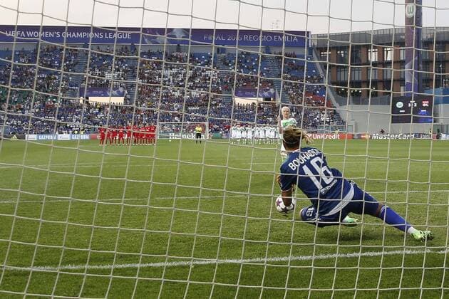 FuÃŸball, Damen, Champions League Finale, VfL Wolfsburg - Olympique Lyon 26.05.2016. Stadio Citta del Tricolore, Reggio, Italy. UEFA Womens Champions League Final. Wolfsburg versus Lyon. 16 Sarah Bouhaddi (Olympique Lyonnais) saves penalty from Wolfsburgs 4 Nilla Fischer xEmanuelexPennacchiox  ActionPlus11742034