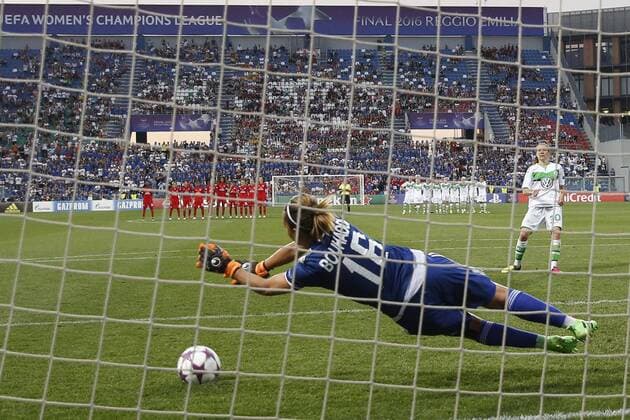 FuÃŸball, Damen, Champions League Finale, VfL Wolfsburg - Olympique Lyon 26.05.2016. Stadio Citta del Tricolore, Reggio, Italy. UEFA Womens Champions League Final. Wolfsburg versus Lyon. 16 Sarah Bouhaddi (Olympique Lyonnais) saves the decisive penalty from Wolfsburgs Tessa Wullaert xEmanuelexPennacchiox  ActionPlus11742035