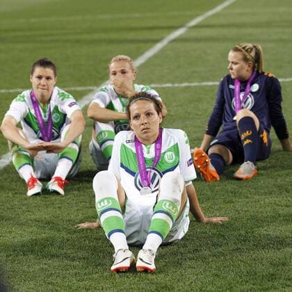 Bilder des Tages - SPORT 26.05.2016. Stadio Citta del Tricolore, Reggio, Italy. UEFA Womens Champions League Final. Wolfsburg versus Lyon. The Wolfsburg players dejected after losing the final to Lyon on penalties xEmanuelexPennacchiox  ActionPlus11742043