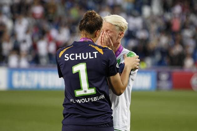 FuÃŸball, Damen, Champions League Finale, VfL Wolfsburg - Olympique Lyon 26.05.2016. Stadio Citta del Tricolore, Reggio, Italy. UEFA Womens Champions League Final. Wolfsburg versus Lyon. Almuth Schult (VfL Wolfsburg) consols 4 Nilla Fischer (VfL Wolfsburg) xEmanuelexPennacchiox  ActionPlus11742047