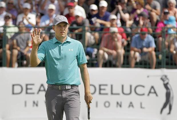Golf, ProAm Turnier in Fort Worth May 26, 2016 - Fort Worth, TX, USA - Jordan Spieth gestures to fans after making his putt at the 9th green during the first round of the Dean & DeLuca Invitational at Colonial Country Club in Fort Worth, Texas, on Thursday, May 26, 2016. Dean & DeLuca Invitational - ZUMAm67_