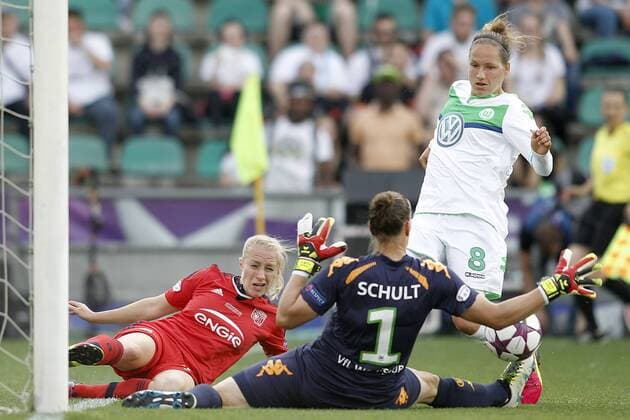 Fußball, Damen, Champions League Finale, VfL Wolfsburg - Olympique Lyon VfL Wolfsburg s Almuth Schult (c) and Babett Peter (r) and Olympique Lyonnais s Pauline Bremer during UEFA Women s Champions League 2015 2016 Final match.May 26,2016.  (2016052647)