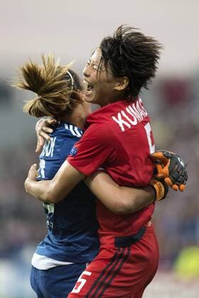 Fußball, Damen, Champions League Finale, VfL Wolfsburg - Olympique Lyon (L-R) Sarah Bouhaddi, Saki Kumagai (Lyon), MAY 26, 2016 - Football Soccer : Saki Kumagai of Lyon celebrates after scoring and winning the penalty shoot-out during the UEFA Women s Champions League Final match between VfL Wolfsburg 1(3-4)1 Lyon at Stadio Citta del Tricolore in Reggio Emilia, Italy. Noxthirdxpartyxsales  (bxlb060609)