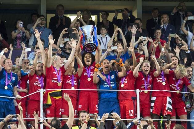 Fußball, Damen, Champions League Finale, VfL Wolfsburg - Olympique Lyon Lyon team group Mannschaftsbild Totale MAY 26, 2016 - Football Soccer : Wendie Renard of Lyon celebrates with the trophy after winning the UEFA Women s Champions League Final match between VfL Wolfsburg 1(3-4)1 Lyon at Stadio Citta del Tricolore in Reggio Emilia, Italy. Noxthirdxpartyxsales  (bxlb060616)