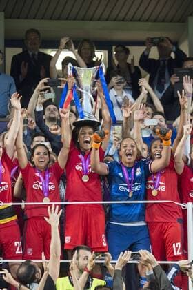 Lyon team group Mannschaftsbild Totale MAY 26, 2016 - Football Soccer : Wendie Renard of Lyon celebrates with the trophy after winning the UEFA Women s Champions League Final match between VfL Wolfsburg 1(3-4)1 Lyon at Stadio Citta del Tricolore in Reggio Emilia, Italy. Noxthirdxpartyxsales  (bxlb060618)