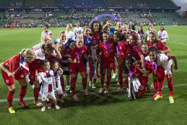 Lyon team group Mannschaftsbild Totale MAY 26, 2016 - Football Soccer : Lyon players celebrate with the trophy after winning the UEFA Women s Champions League Final match between VfL Wolfsburg 1(3-4)1 Lyon at Stadio Citta del Tricolore in Reggio Emilia, Italy. Noxthirdxpartyxsales  (bxlb060621)