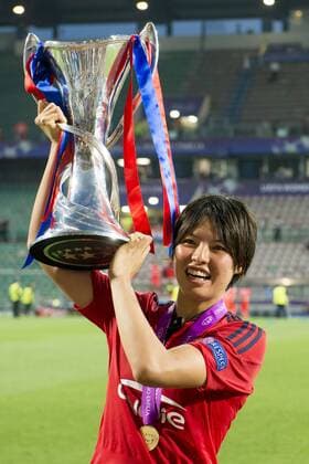 Fußball, Damen, Champions League Finale, VfL Wolfsburg - Olympique Lyon Saki Kumagai (Lyon), MAY 26, 2016 - Football Soccer : Saki Kumagai of Lyon celebrates with the trophy after winning the UEFA Women s Champions League Final match between VfL Wolfsburg 1(3-4)1 Lyon at Stadio Citta del Tricolore in Reggio Emilia, Italy. Noxthirdxpartyxsales  (bxlb060627)
