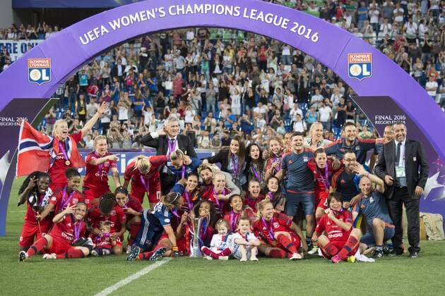 Lyon team group Mannschaftsbild Totale MAY 26, 2016 - Football Soccer : Lyon players celebrate with the trophy after winning the UEFA Women s Champions League Final match between VfL Wolfsburg 1(3-4)1 Lyon at Stadio Citta del Tricolore in Reggio Emilia, Italy. Noxthirdxpartyxsales  (bxlb060634)