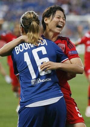 Fußball, Damen, Champions League Finale, VfL Wolfsburg - Olympique Lyon Soccer: Lyon win 3rd women s Champions League title Lyon s Saki Kumagai (R) hugs teammate Sarah Bouhaddi after scoring the game-winning penalty in their 4-3 shootout victory over Wolfsburg in the final of the women s European Champions League in Reggio Emilia, Italy, on May 26, 2016. Kamagai was named the player of the match that ended 1-1 before the penalty shootout. 