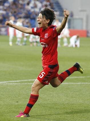 Fußball, Damen, Champions League Finale, VfL Wolfsburg - Olympique Lyon Soccer: Lyon win 3rd women s Champions League title Lyon s Saki Kumagai celebrates after scoring the game-winning penalty in their 4-3 shootout victory over Wolfsburg in the final of the women s European Champions League in Reggio Emilia, Italy, on May 26, 2016. The Japanese was named the player of the match that ended 1-1 before the penalty shootout. 