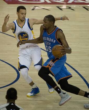 Oklahoma City Thunder s Kevin Durant drives past Golden State Warriors Stephen Curry (30) in the fourth period of game 5 of the NBA Basketball Herren USA Western Conference Finals at Oracle Arena in Oakland, California on May 26, 2016. The Warriors defeated the Thunder 120-111.  SXP2016052622 TERRYxSCHMITT