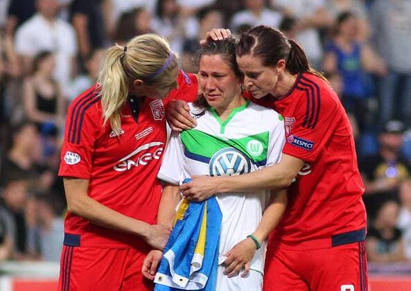 Wolfsburg vs Lyon, CL Frauen, Finale Reggio Emilia, Italien 26.05.2016, FUßBALL - VfL Wolfsburg vs Olympique Lyon, Finale, UEFA Frauen Champions League, Mapaei Stadium, Saison 2015 16. Bild zeigt: Corine Petit (Olympique Lyon), Lotta SCHELIN (Olympique Lyon) trösten Elise Bussaglia (VfL Wolfsburg) Reggio Emilia
