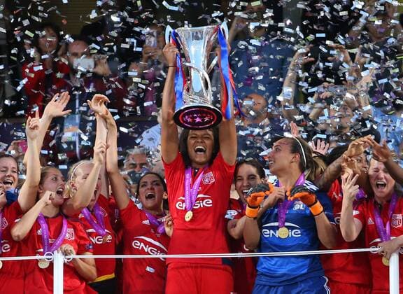 Themen der Woche - Sport Bilder des Tages - SPORT Wolfsburg vs Lyon, CL Frauen, Finale Reggio Emilia, Italien 26.05.2016, FUßBALL - VfL Wolfsburg vs Olympique Lyon, Finale, UEFA Frauen Champions League, Mapaei Stadium, Saison 2015 16. Bild zeigt: Wendie RENARD (Olympique Lyon) jubelt mit Mannschaft und dem Pokal Reggio Emilia