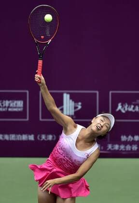 (160527) -- TIANJIN, May 27, 2016 -- Peng Shuai of China serves during the singles quarterfinal against Aryna Sabalenka of Belarus in 2016 ITF Women s Circuit in north China s Tianjin Municipality, on May 27, 2016. Peng Shuai lost 0-2. ) (wll) (SP)CHINA-TIANJIN-TENNIS-ITF-WOMEN S CIRCUIT-SINGLES-QUARTERFINALS(CN) YuexYuewei 