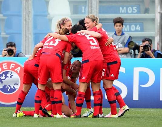 Reggio Emilia, Stadio CittÃ del Tricolore, 26.05.2016, Fussball - Frauen - Champions League - Finale - VfL Wolfsburg - Olympique Lyon Bild: Jubel um die Torschützin Ada Hegerberg (Olympique Lyon, 14) m. a. Boden