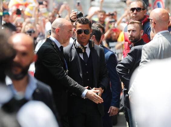 Real Madrid s Protuguese forward Cristiano Ronaldo (C) arrives to a hotel in Milan (Italy) on 27 May 2016. The Champions League soccer final between Real Madrid and Atletico Madrid will be held at the San Siro stadium on 28 May. REAL MADRID ARRIVES TO MILAN !ACHTUNG: NUR REDAKTIONELLE NUTZUNG!  20160527-635999546914069054