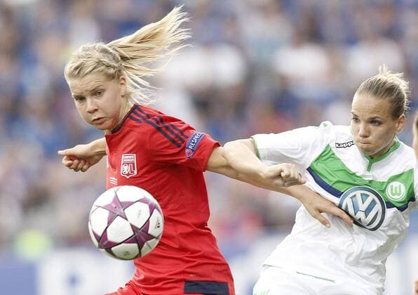 VfL Wolfsburg s Isabel Kerschowski (r) and Olympique Lyonnais Ada Hegerberg during UEFA Women s Champions League 2015 2016 Final match.May 26,2016.  (20160526192)