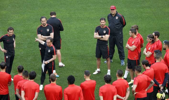 Atletico Madrid s Argentinian head coach Diego Simeone (C-R) during the team s training session at the Giuseppe Meazza Stadium in Milan, Italy, 27 May 2016. Atletico Madrid will face Real Madrid in the UEFA Champions League Final on 28 May 2016 in Milan. Atletico Madrid training !ACHTUNG: NUR REDAKTIONELLE NUTZUNG!  20160527-635999707031981196