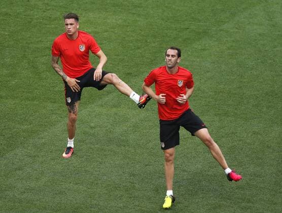 Atletico Madrid s Uruguayan defenders Jose Maria Gimenez (L) and Diego Godin (R) during the team s training session at the Giuseppe Meazza Stadium in Milan, Italy, 27 May 2016. Atletico Madrid will face Real Madrid in the UEFA Champions League Final on 28 May 2016 in Milan. Atletico Madrid training !ACHTUNG: NUR REDAKTIONELLE NUTZUNG!  20160527-635999719469423196