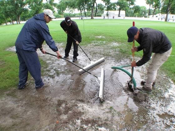 Golf, ProAm Turnier in Fort Worth, Regenunterbrechung May 27, 2016 - Fort Worth, TX, USA - Spencer McCasin, left, Nathan Filloon and Sean Kleinfelter of the Colonial Country Club grounds crew squeegee water from the third fairway into a drain during a morning rain delay on May 27, 2016 at the Dean & DeLuca Invitational in Fort Worth, Texas. Colonial Friday - ZUMAm67_