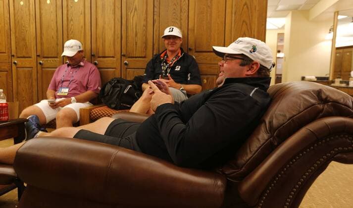 Golf, ProAm Turnier in Fort Worth, Regenunterbrechung May 27, 2016 - Fort Worth, TX, USA - Caddies Shane Joel, D.J. Nelson and Shannon Wallis relax in the locker room as weather delays the start of play during the second day of the Dean & DeLuca Invitational Golf Tournament at the Colonial Country Club, Friday, May 27, 2016 in Fort Worth, Texas. Colonial Friday - ZUMAm67_