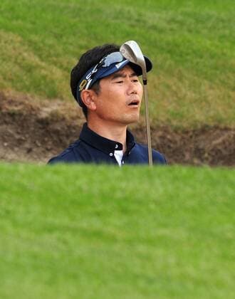Golf - 2016 BMW PGA Golf Herren Championship Wentworth - Round Two Y E Yang of Korea in a bunker at the 18th. COLORSPORT ANDREW COWIE 