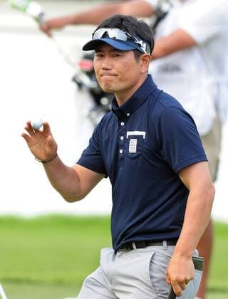 Golf - 2016 BMW PGA Golf Herren Championship Wentworth - Round Two Y E Yang of Korea finishes his round at the 18th. COLORSPORT ANDREW COWIE 