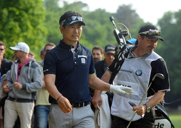 Golf - 2016 BMW PGA Golf Herren Championship Wentworth - Round Two Y E Yang of Korea in a bunker at the 17th. COLORSPORT ANDREW COWIE 