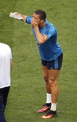 Real Madrid s Portuguese striker Cristiano Ronaldo during the team s training session at San Siro Stadium in Milan, Italy, 27 May 2016. Real Madrid will face Atletico de Madrid in the UEFA Champions League Final on 28 May 2016 in Milan. REAL MADRID TRAINING SESSION !ACHTUNG: NUR REDAKTIONELLE NUTZUNG!  MIL008 20160527-635999774253887397
