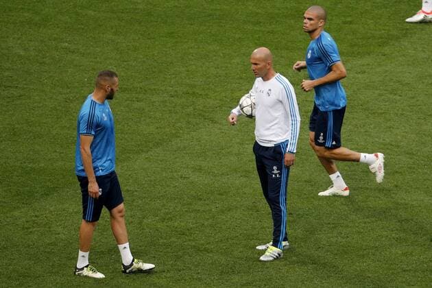 Real Madrid s French coach Zinedine Zidane (2R) talks to his players French Karim Benzema (L) and Portuguese Kepler Laveran Lima Pepe during the team s training session at San Siro Stadium in Milan, Italy, 27 May 2016. Real Madrid will face Atletico de Madrid in the UEFA Champions League Final on 28 May 2016 in Milan. REAL MADRID TRAINING SESSION !ACHTUNG: NUR REDAKTIONELLE NUTZUNG!  MIL015 20160527-635999782345519397