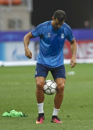 Real Madrid s Portuguese striker Cristiano Ronaldo during the team s training session at San Siro Stadium in Milan, Italy, 27 May 2016. Real Madrid will face Atletico de Madrid in the UEFA Champions League Final on 28 May 2016 in Milan. REAL MADRID TRAINING SESSION !ACHTUNG: NUR REDAKTIONELLE NUTZUNG!  MIL023 20160527-635999785105783397