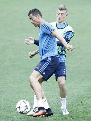 Real Madrid s Cristiano Ronaldo (l) and Toni Kroos during Champions League 2015 2016 training session. May 27,2016.  (2016052750)