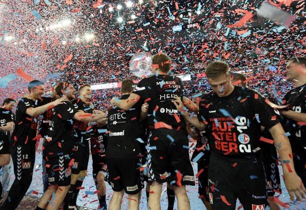 27.05.2016 - Handball - 2. Bundesliga HBL - Saison 2015 2016 - 39. Spieltag: HC Erlangen HCE - EHV Aue - DaMa - Meisterfeier der Mannschaft Team des HCE HC Erlangen nach Spielende