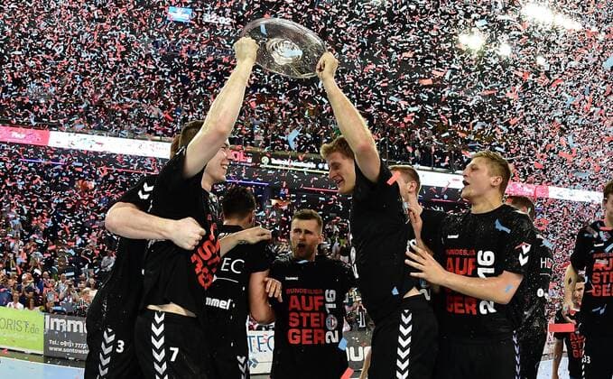 27.05.2016 - Handball - 2. Bundesliga HBL - Saison 2015 2016 - 39. Spieltag: HC Erlangen HCE - EHV Aue - - Aufstieg Aufsteiger Meister Meisterfeier -