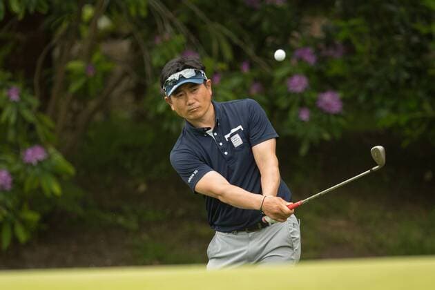 27 05 2016. London, United Kingdom. Y.E.Yang (KOR) chips on to the 16th green BMW PGA Golf Herren Championships Wentworth.  xRichardxWashbrookex xixImagesx IIM-12751-0005