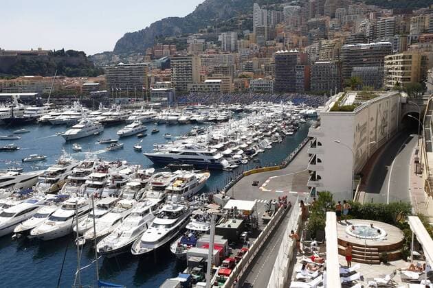 Motorsports: FIA Formula One World Championship WM Weltmeisterschaft 2016, Grand Prix of Monaco, 14 Fernando Alonso (ESP, McLaren Honda Formula 1 Team), Port of Monte Carlo, Hafen, Harbor, Schiffe, ships, Yacht, Yachten, Stadt, City, Reise, Reisen, Reisefeature, general view, Pool, Menschen, People, Luxus xHOCHxZWEIx