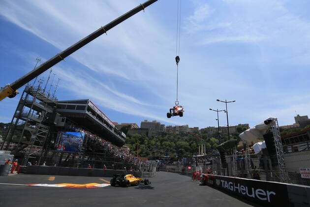 28.05.2016. Monte Carlo, Monaco. F1 Grand Prix of Monaco, qualification sessions on Saturday. Red Bull Racing RB12 & x2013; Max Verstappen, who crashed during Q1 sees his car taken off track by a crane xLeannexBoonx  ActionPlus11742603