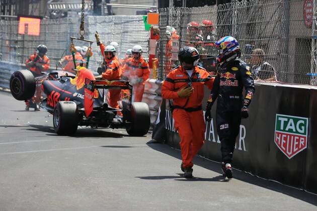 28.05.2016. Monte Carlo, Monaco. F1 Grand Prix of Monaco, qualification sessions on Saturday. Red Bull Racing RB12 & x2013; Max Verstappen walks away from his car with a stwerd after he crashes into the wall during Q1 xLeannexBoonx  ActionPlus11742617