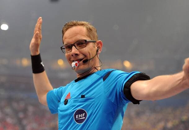 Köln (GER). Lanxess-Arena (Kölnarena), 28.5.2016 Handball, 1. Halbfinale des VELUX EHF Final 4, EHF Men s Champions League Final Four KS Kielce (POL) vs. Paris St. Germain (FRA) Schiedsrichter Marcus Helbig, Deutschland