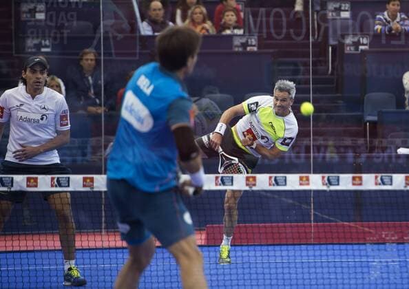 Argentinian Fernando Belasteguin and Brazilian Pablo Lima in action against Juan Mieres (L) and Miguel Lamperti (R) during the men s semifinal game of the World Padel Tour Madrid Open in Las Rozas, close to Madrid, 28 May 2016. Men semifinal !ACHTUNG: NUR REDAKTIONELLE NUTZUNG!  GRA332 20160528-636000552858346031
