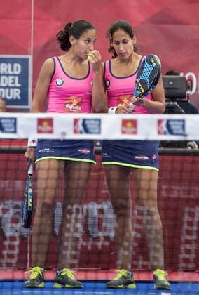 Maria José Sanchez Alayeto (R) and her sister María Pilar Sanchez Alayeto reacts after winning the women s semifinal game against Gemma Triay and Lucia Sanz in the World Padel Tour Madrid Open in Las Rozas, close to Madrid, 28 May 2016. WOMEN SEMFINAL !ACHTUNG: NUR REDAKTIONELLE NUTZUNG!  GRA073 20160528-636000559714180900